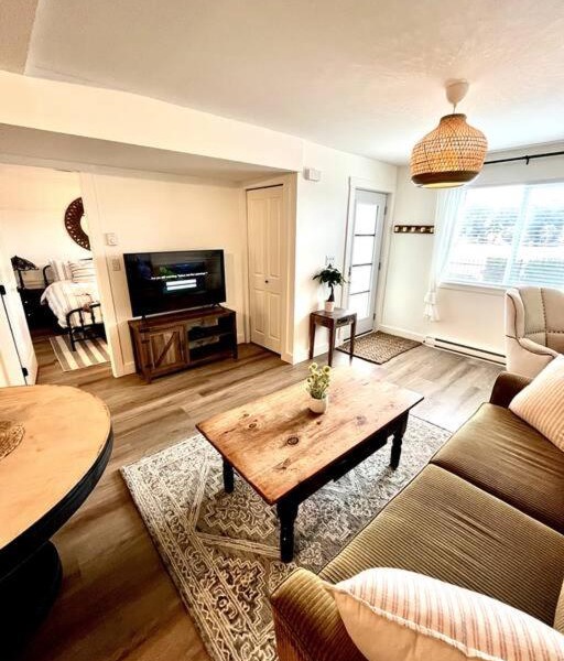 Cozy Lakeview Suite