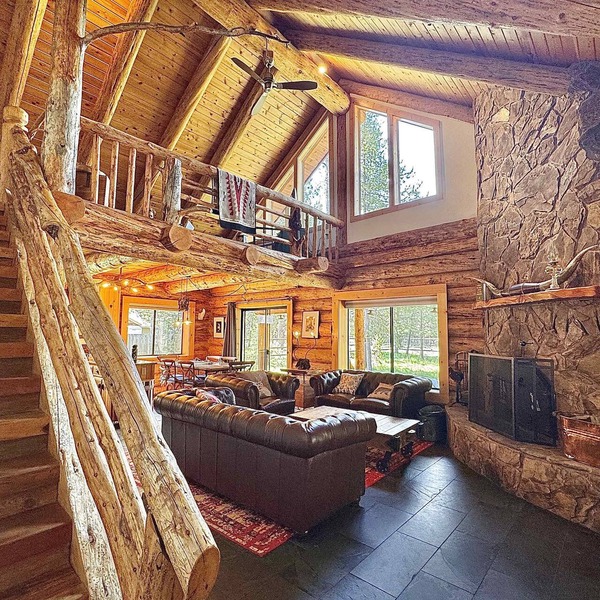 Cozy log cabin with wrap-around porch, Hot tub Loft space, Washer & Dryer
