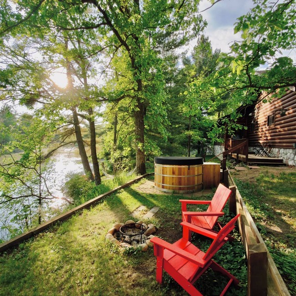 Cozy Log Cottage with Cedar Hot Tub on River