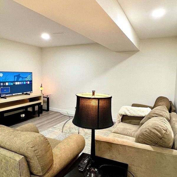 Cozy & Modern 3BR Lower Unit I Private Entrance, Laundry, Fridge Microwave