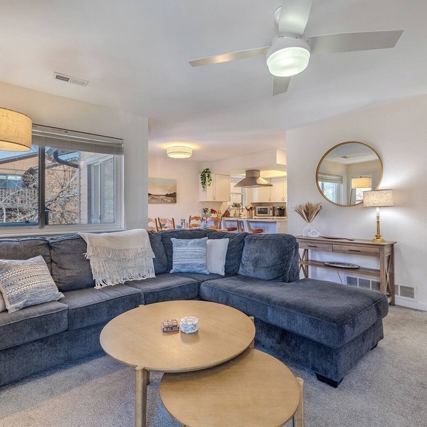 Cozy Modern Condo, Access to Lake & Mountains, AC, Fireplace, WiFi