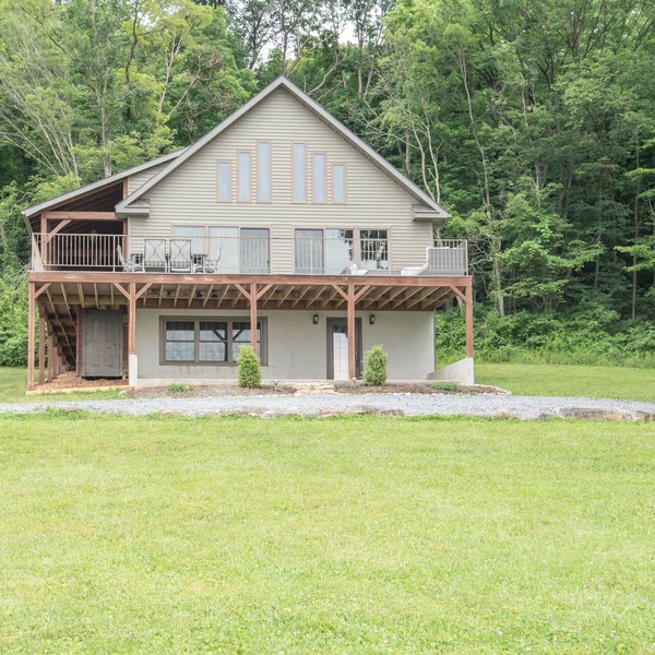 Cozy mountain escape/4 bdrm2bath/10mi to Bedford Springs/PickleBall & Basketball