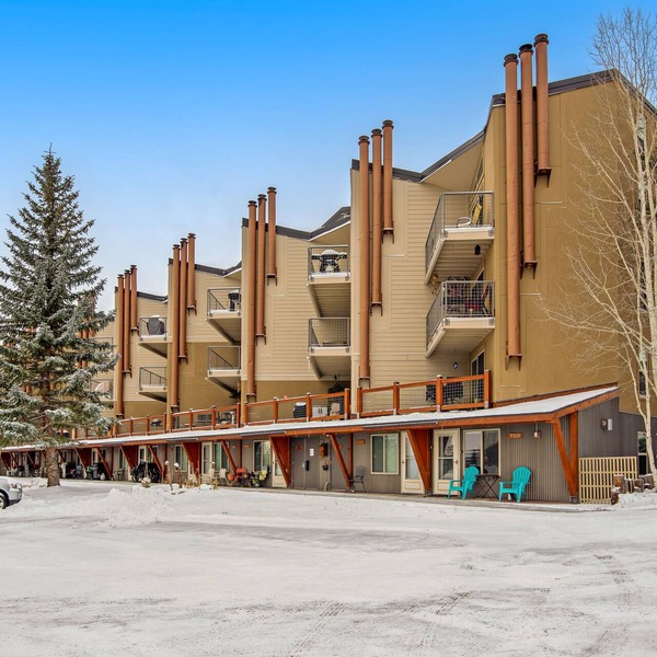 Cozy mountain view condo with patio - on bus route & great for skiing & boating