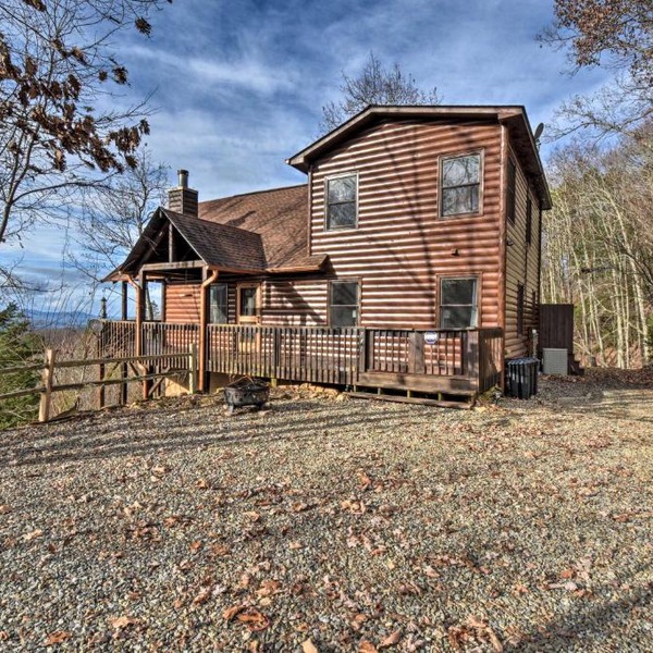Cozy Murphy Cabin with Mountain Views and Fire Pits!