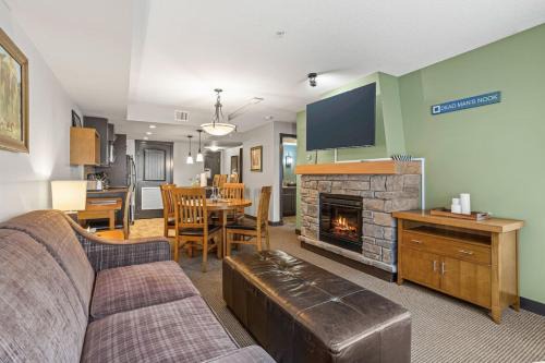 Cozy Oasis 2BR with Hot Tub and Gym 10 Mins to DT
