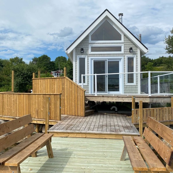 Cozy oceanfront boathouse with stunning 360 views!