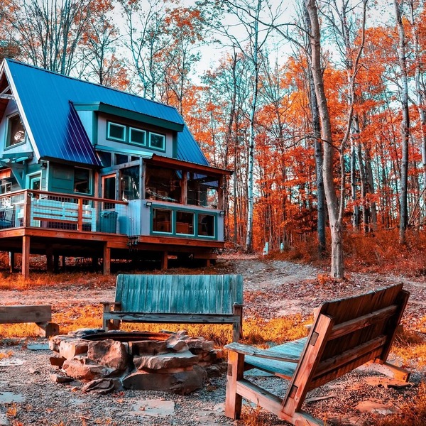 Cozy Off-grid Cabin within a private setting loaded with spa like amenities