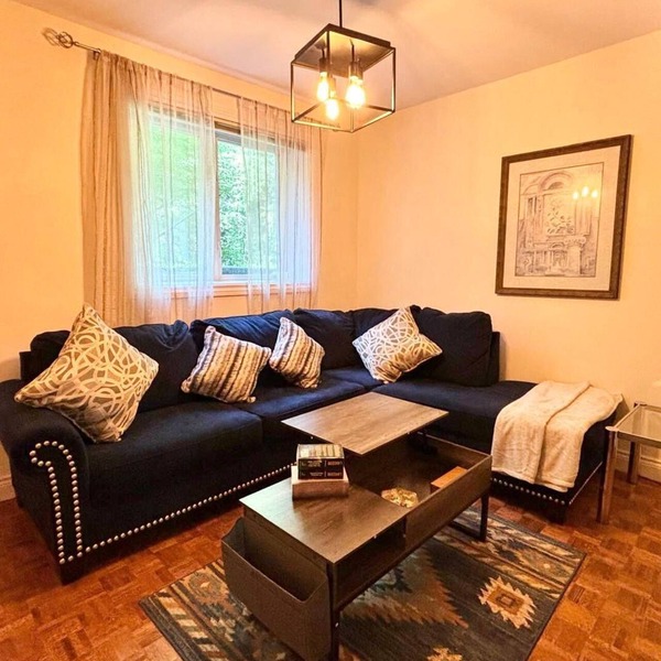 Cozy One Bedroom Basement Apt with Free Parking