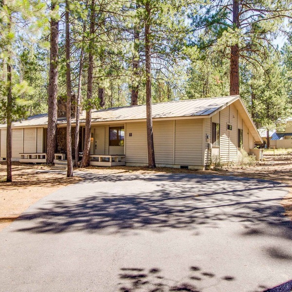 Cozy Pet Friendly Cabin, Wood Fireplace, Hot Tub, SHARC passes, close to Village