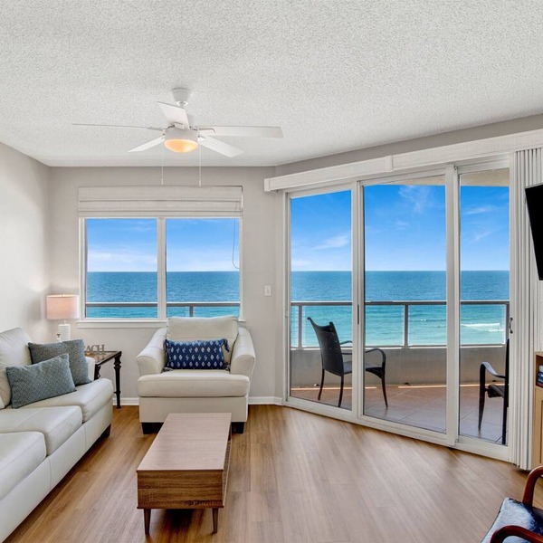 Cozy Pet Friendly Beachfront Retreat On Top Floor