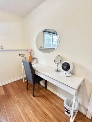 Cozy & Private Full Floor at Minnow Lake