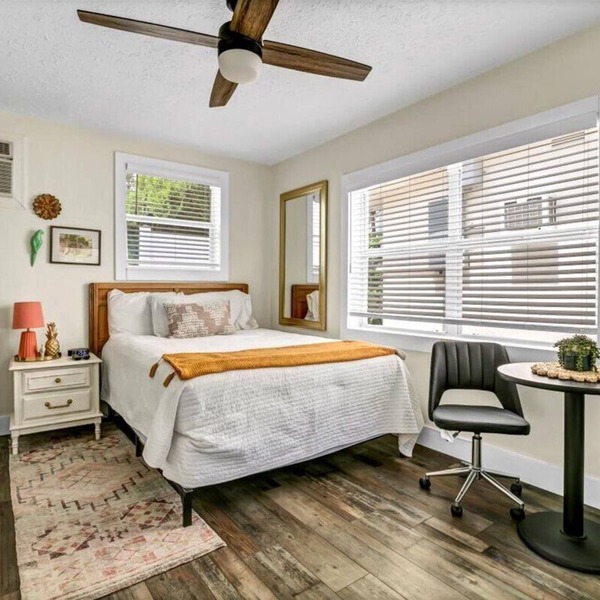 Cozy Queen Studio Walk to Dining & Shops