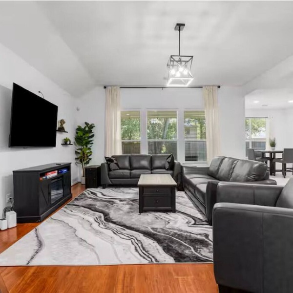 Cozy Retreat: Spacious 5BR, BBQ & Fitness Escape