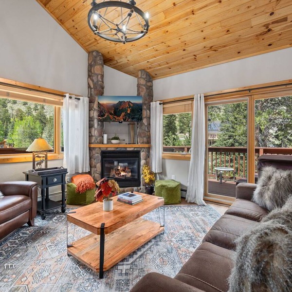 Cozy Riverfront Hideaway Private Hot Tub