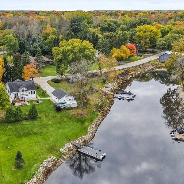 Cozy Riverfront Retreat
