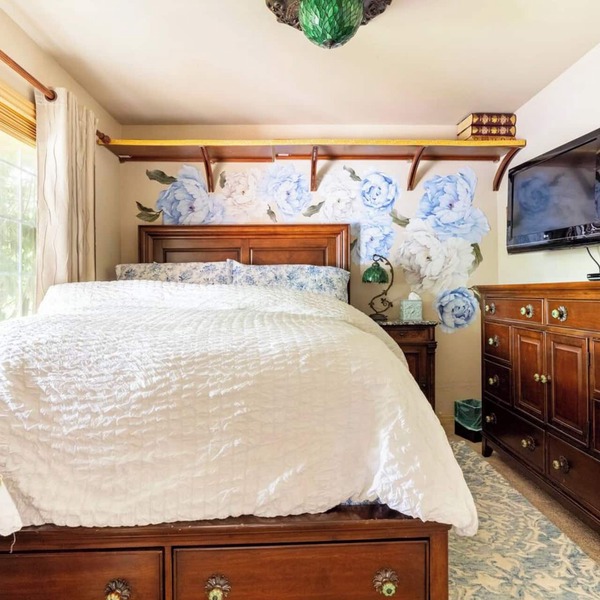Cozy Room with Heavenly Featherbed and Private Bath