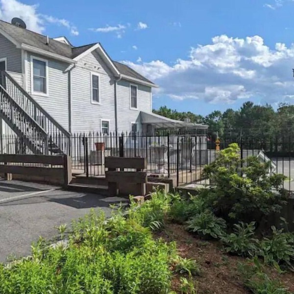 Cozy Rustic 2BR Retreat Near Park and Lakes