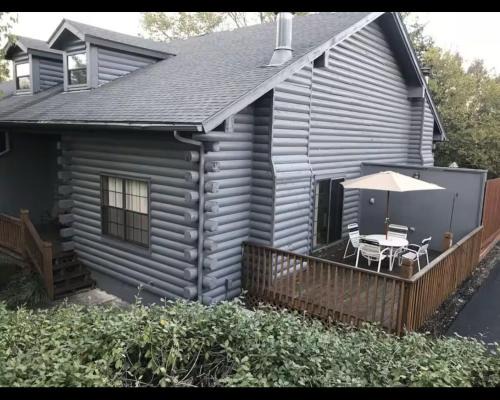 Cozy Rustic Cabin! 3 miles from the strip!