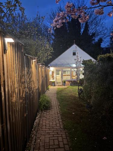 Cozy & Self Contained Garden Bungalow