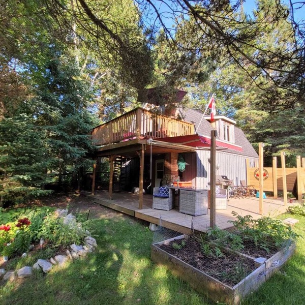 Cozy & small waterfront cottage, dog friendly! 2 to 4 people, 2 hours from GTA