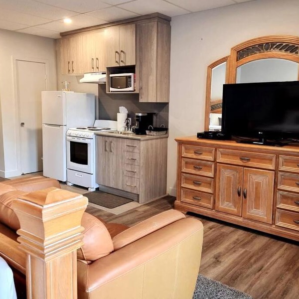 Cozy Spacious 1-BDR Studio #8. FREE Parking