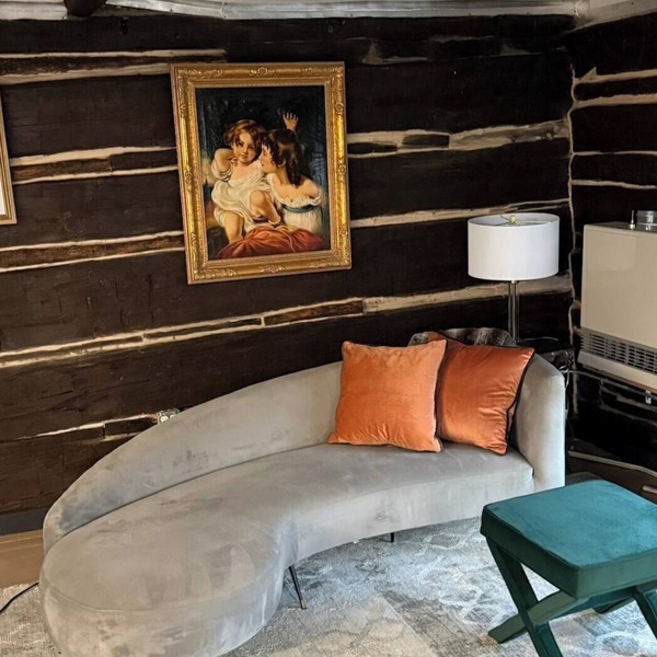 Cozy studio cabin in Pine with serene garden and conveniently close to highway.