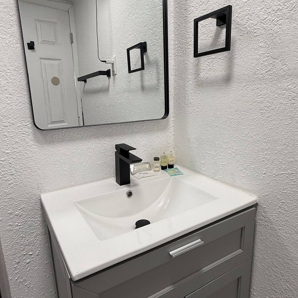 Cozy studio, centrally located, WiFi, free parking, pet friendly