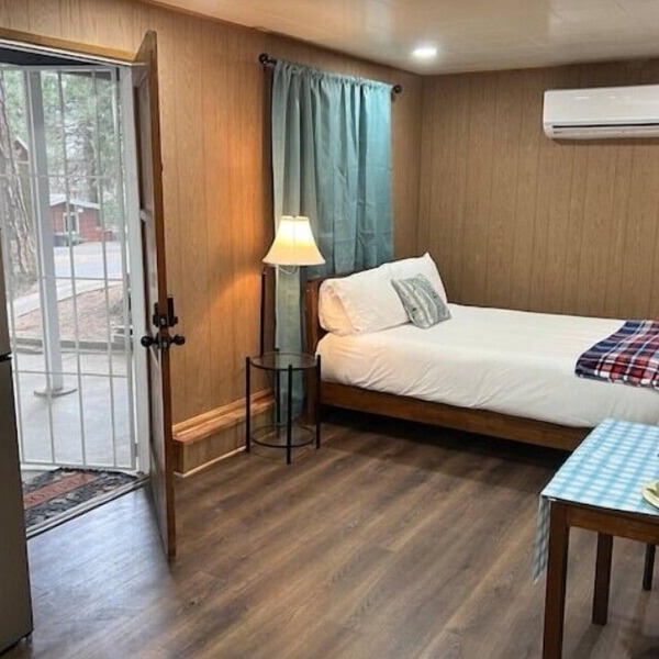 Cozy Studio retreat in San Bernardino Mountains. Pet-Friendly!