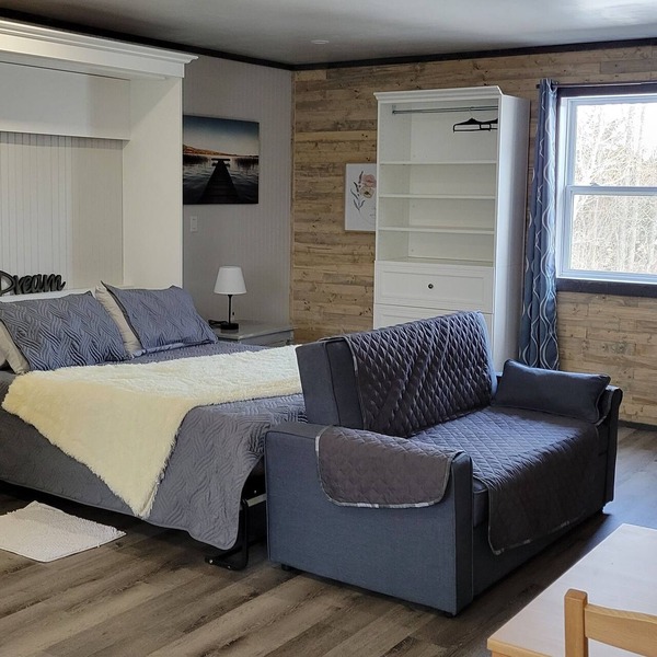 Cozy Studio Suite, close to walking trail and golfing!