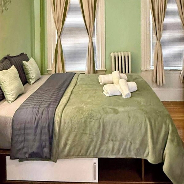 Cozy Studio w/Full Kitchen, Close to MGH, Walkable Train Lines