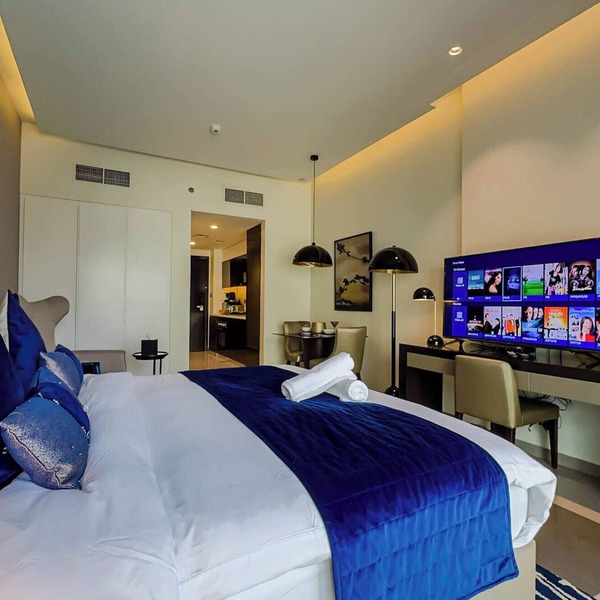 Cozy Studio with City & Pool Views in Business Bay -1118