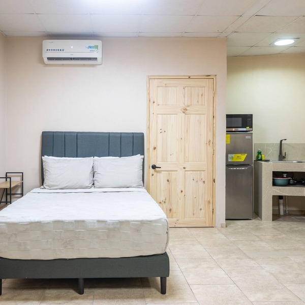 Cozy studio with kitchen, AC, WiFi & Netflix – walk to beach & restaurants