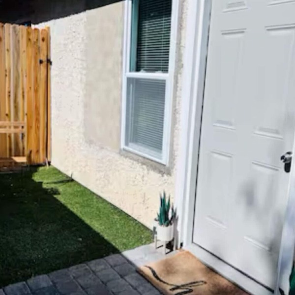 Cozy Studio with MTN Views, a Spacious Bathroom, BBQ, 72” Smart TV & Fast WIFI