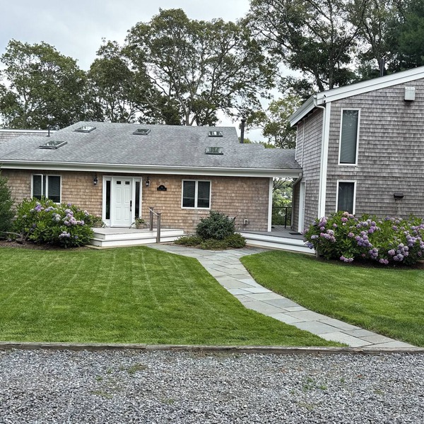 Cozy studio with water views. AC,WiFi, full kitchen, private entrance and patio.