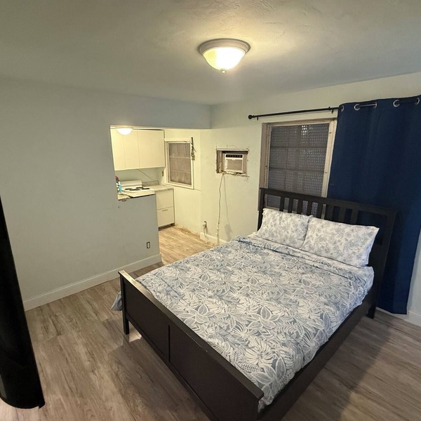 Cozy studio with WiFi and AC in marvelous Hollywood