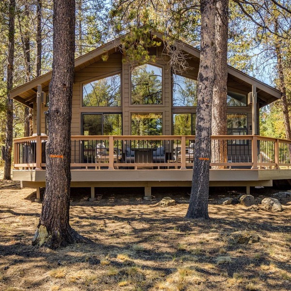 Cozy Sunriver Gateway: Beautiful Windows, Deck, Games + SHARC