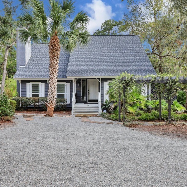 Cozy three bedroom cottage near the May River with a pool and boat parking