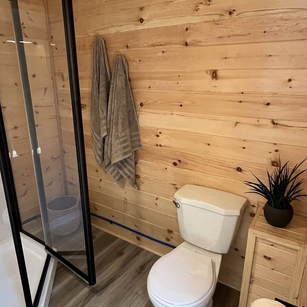 Cozy tiny home, immersed in the forest, overlooking the pond!