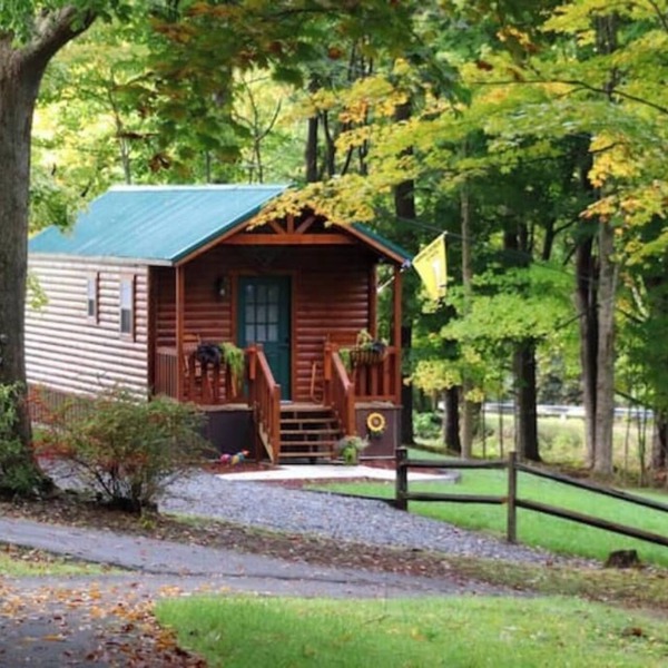 Cozy tiny house cabin in Boone, NC. Less than 2 miles from App State & Downtown.