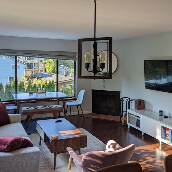 Cozy Top Floor Corner Apartment w Office in Maple Leaf Neighborhood
