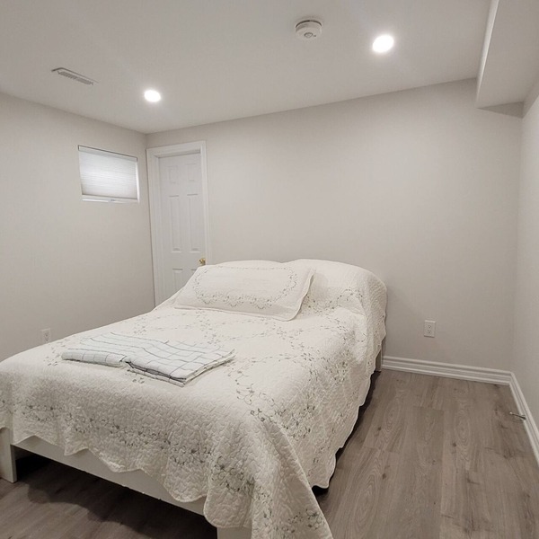 Cozy Unit with Private Kitchen & Bathroom near Seneca/Fairview Mall