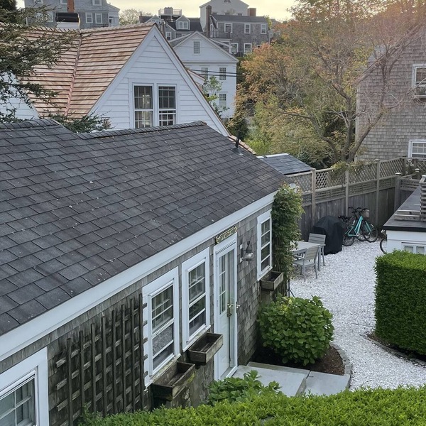 Cozy upper studio- fully equipped & close to town, harbor, shops & restaurants!