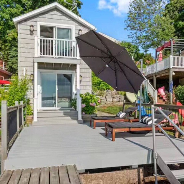 Cozy Waterfront Luxury Cottage W/hot tub