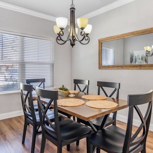 Craftsman Grove - A Tranquil Retreat in GNV, spacious primary bedroom, sleeps 7