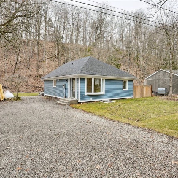 Creek Side Cottage - Hot tub, hiking, games