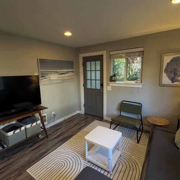 Creekside 2BR w/Large Patio in Walkable Neighborhood near Public Transit