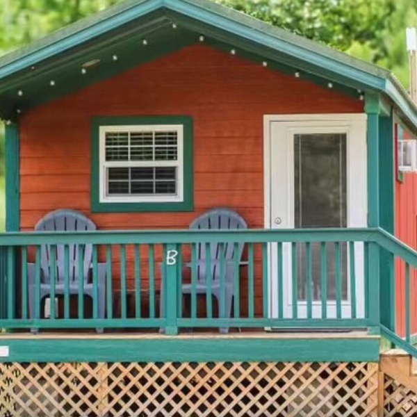 Creekside Cabin steps away from Blount's Creek!