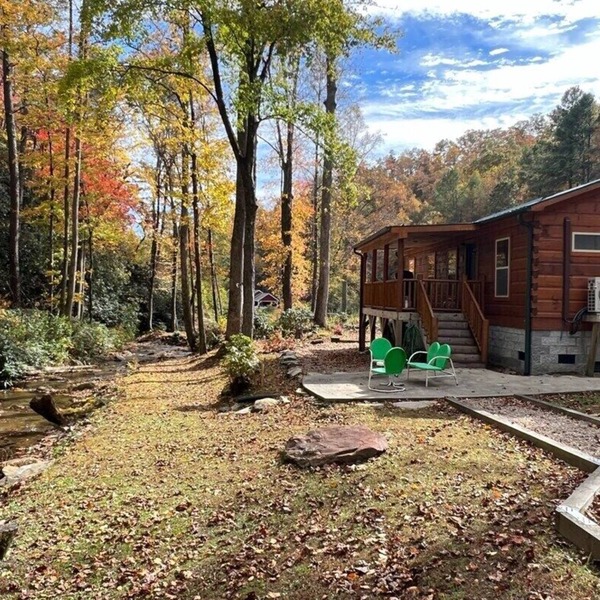 Creekside Log Cabin in Pisgah Forest