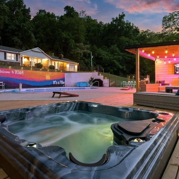 Creekside Oasis w/Pool & Hot Tub near Beaver Lake