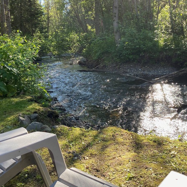 Creekside Oasis with private hot tub